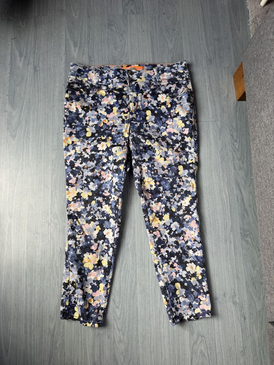 Jeans: Blumenmuster Hose, Grösse 38 – Gebraucht aus Wallisellen von car_w72g 3