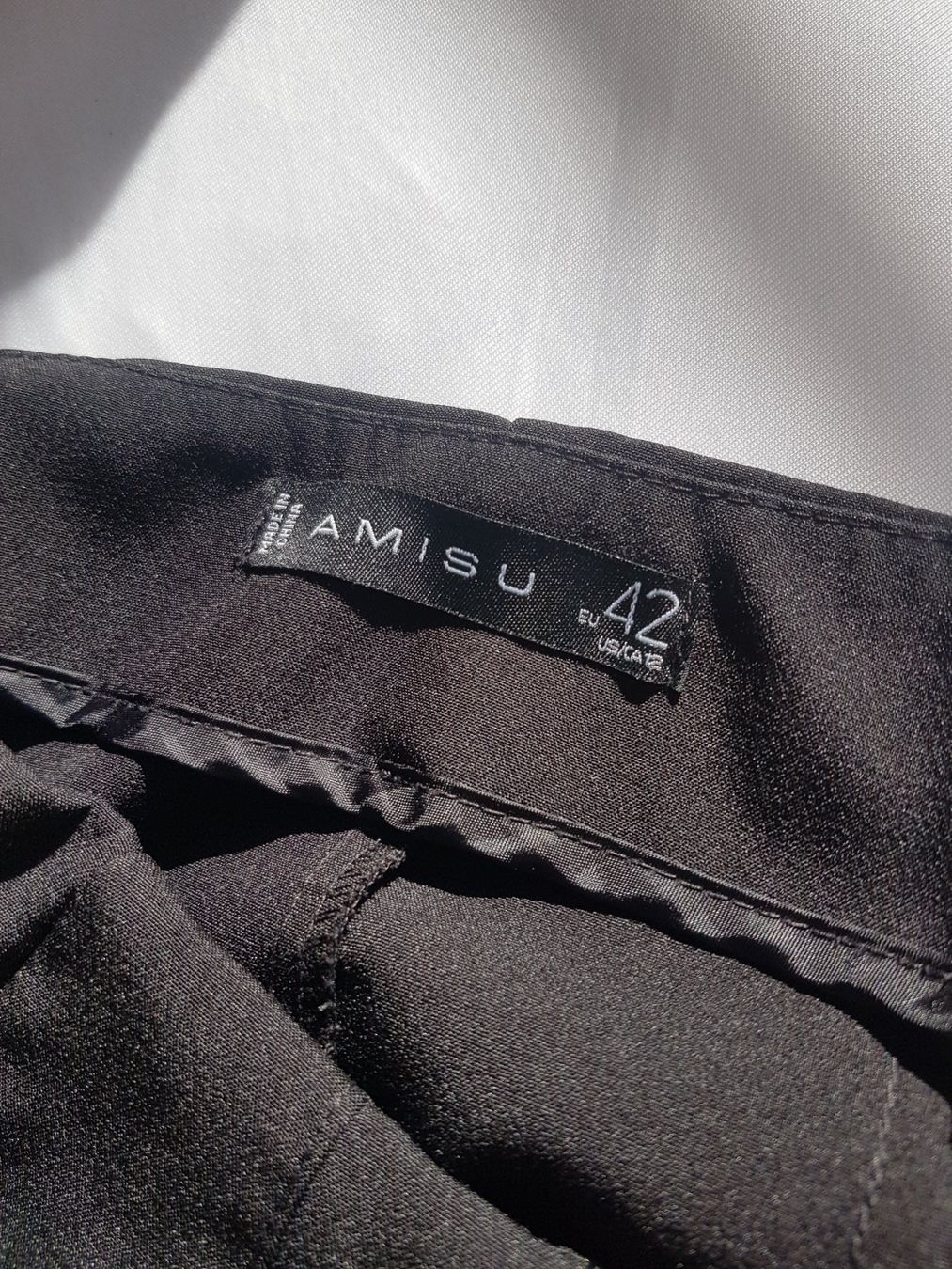 Pantaloni: kurze Stoffhose Grösse 42 schwarz – Usato da Bern venduto da melaniezurbuchen 3