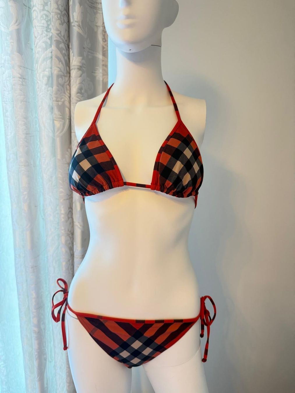 Burberry Costumi da bagno & Bikini: Burberry Triangel-Bikini mit ikonischem Karomuster – Usato da Oberarth venduto da SSS.