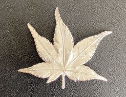 Herbstlicher Ahornblatt-Anstecker in Silber Optik🍁🍂