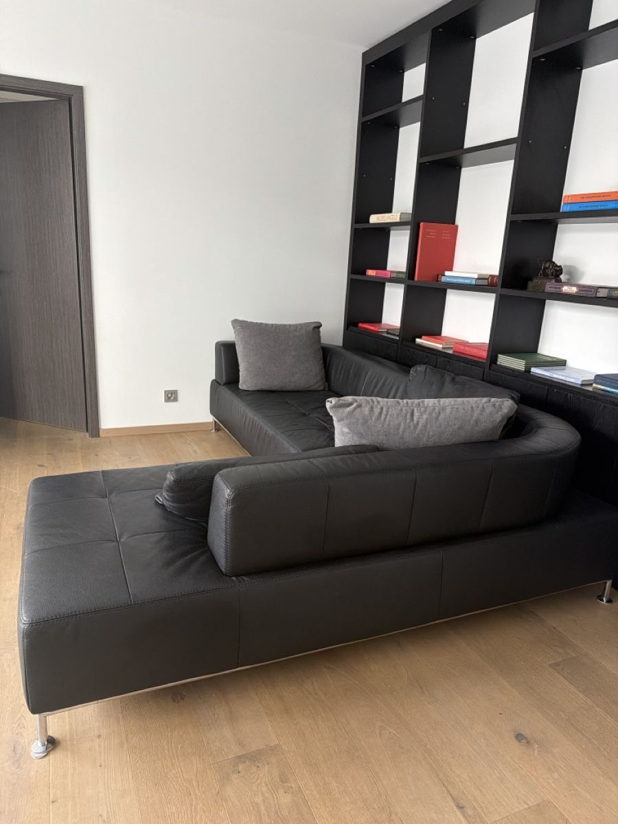 Sofas: Black Leather Sectional Sofa – Gebraucht aus Genève von val_rp9x 1
