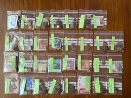 Vielerlei alte ausländische Münzen und Noten