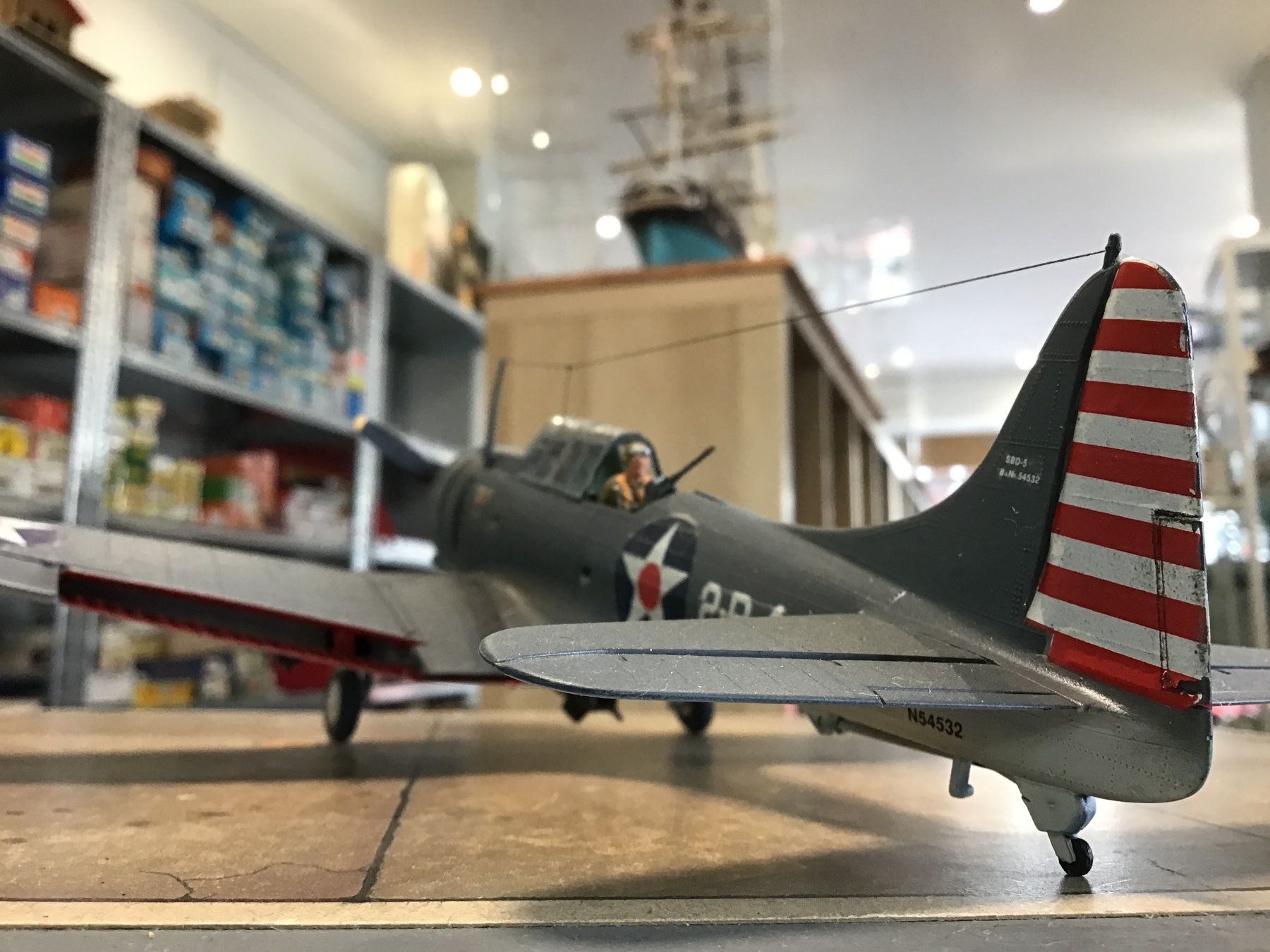 Modellbausätze & Standmodelle: Flugzeugmodell Douglas SBD Dauntless im Massstab 1:48 – Neu (gemäss Beschreibung) aus Männedorf von Modell-Spezialisten 2