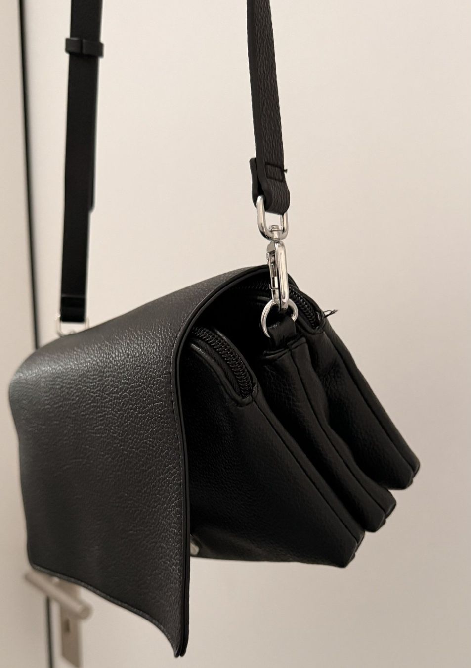 Sacs femmes: Handtasche schwarzes Kunstleder - schwarz – D'occasion à Lommis par manmarmi 8