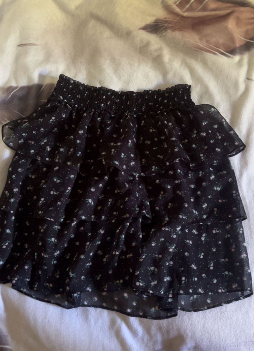 H&M Vestiti & Gonne: Schwarz geblümter Rüschenrock – Nuovo (secondo la descrizione) da Birsfelden venduto da jay_hhm7