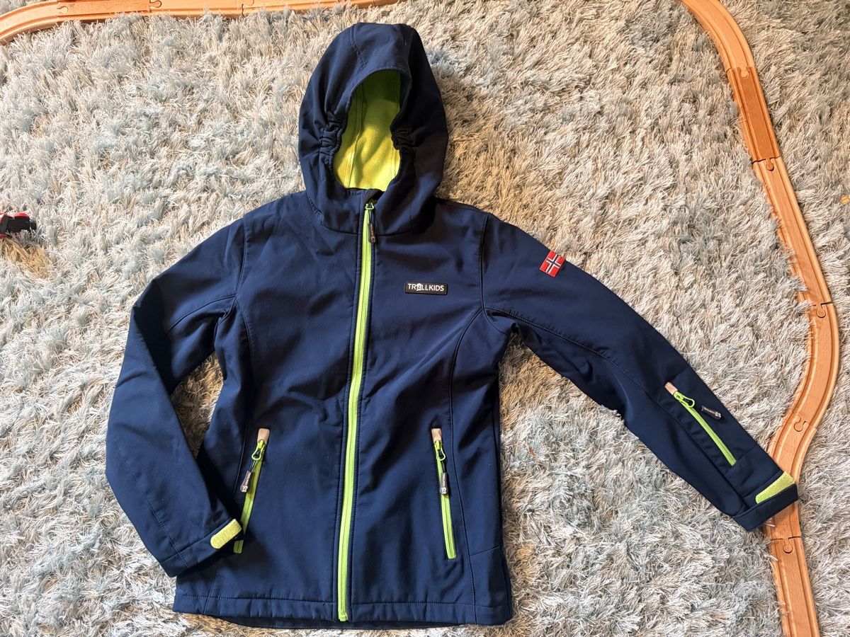 Vestes & Manteaux: Trollkid softshell jacke 152 – D'occasion à Amlikon-Bissegg par Flowers_Blossom