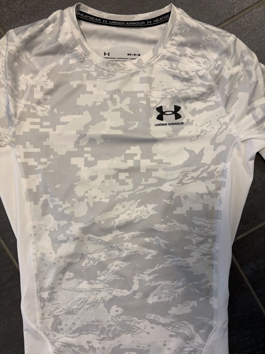 Under Armour T-shirts: Under Armour Camo Compression Shirt M – D'occasion à Rümlang par svent 2