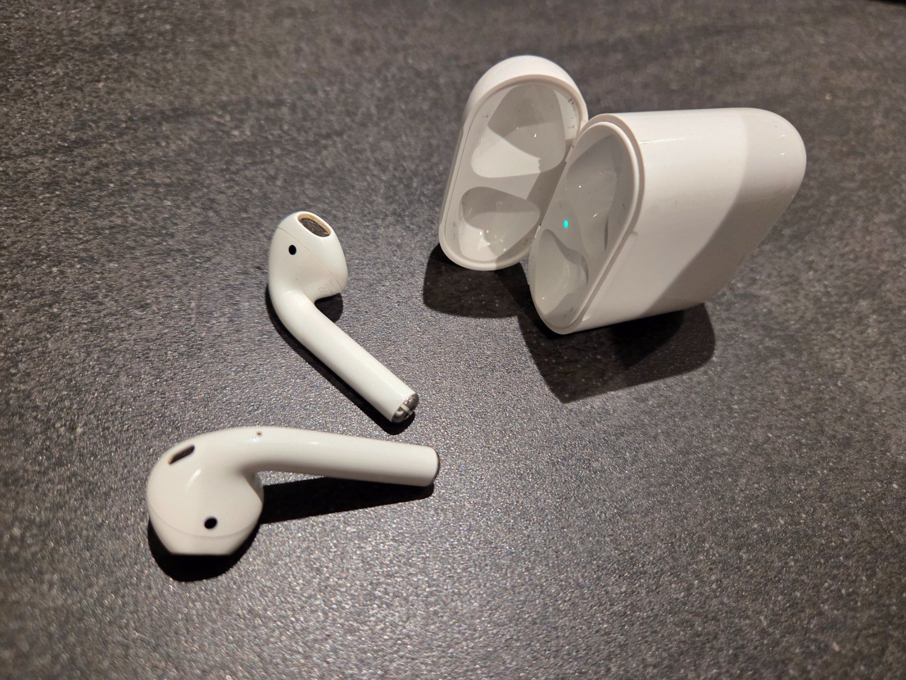 Apple Cuffie: Apple Airpods 2. Generation inkl. Ladecase – Usato da Stetten SH venduto da ExtremMIB 3