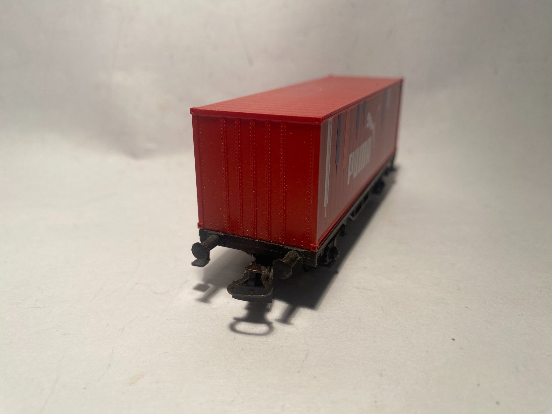Märklin Modelleisenbahnen: Märklin Containerwagen PUMA rot, AC Achsen – Gebraucht aus Buchrain von Modellbahn11 2