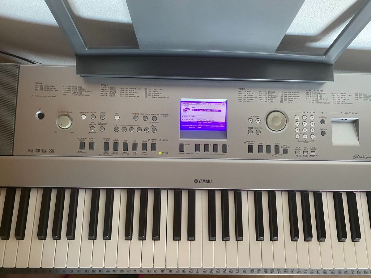 Instruments de musique: Yamaha DGX-640 E-Piano / Keyboard mit Ständer – D'occasion à Zürich par Finale7 2