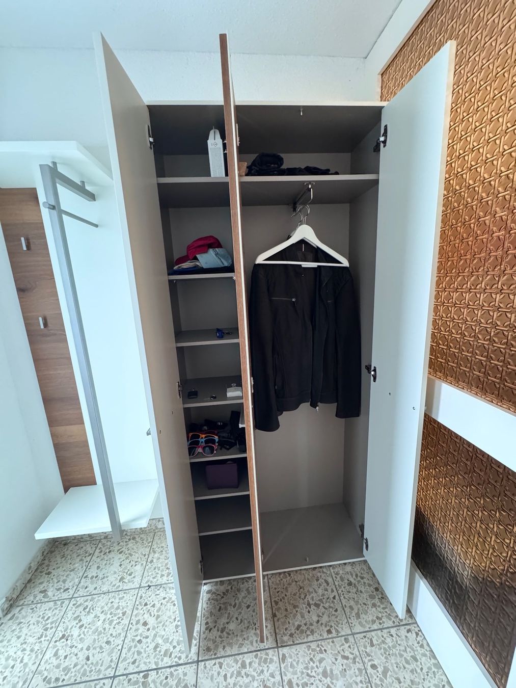Garderobe: Garderobe 2-teilig Weiss / Holzoptik – Gebraucht aus Neunkirch von VivienneA 2