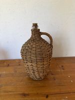 Alte Schnapsflasche im Korb mit Korken – Vintage / Deko