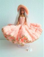 Puppe Barbie Stil mit Kleid und Hut