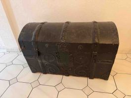 Coffre ancien en bois avec ferrures état acceptable