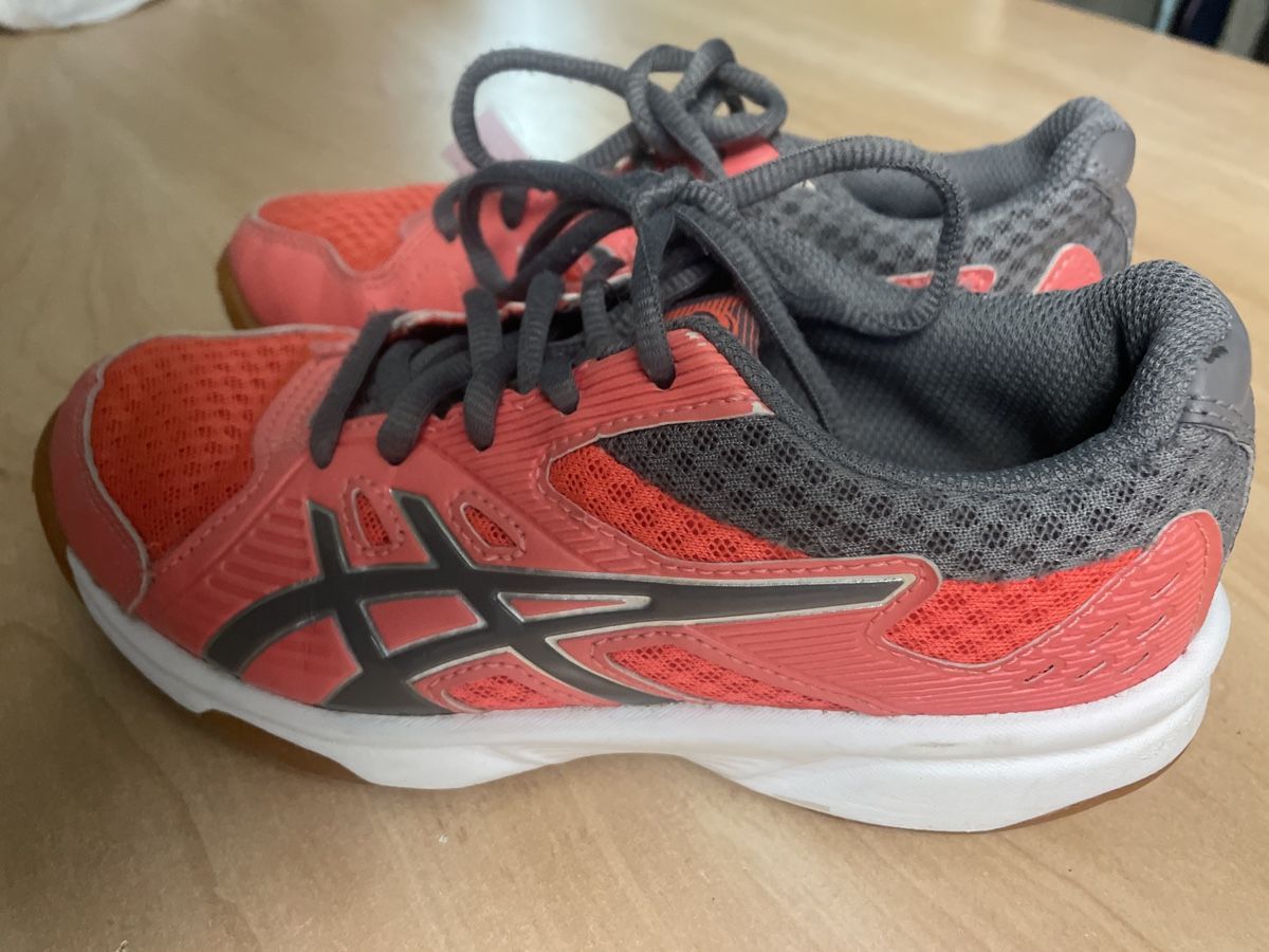 Asics Chaussures filles: Asics Hallenschuhe Gr. 33 – D'occasion à Obergerlafingen par cabo4