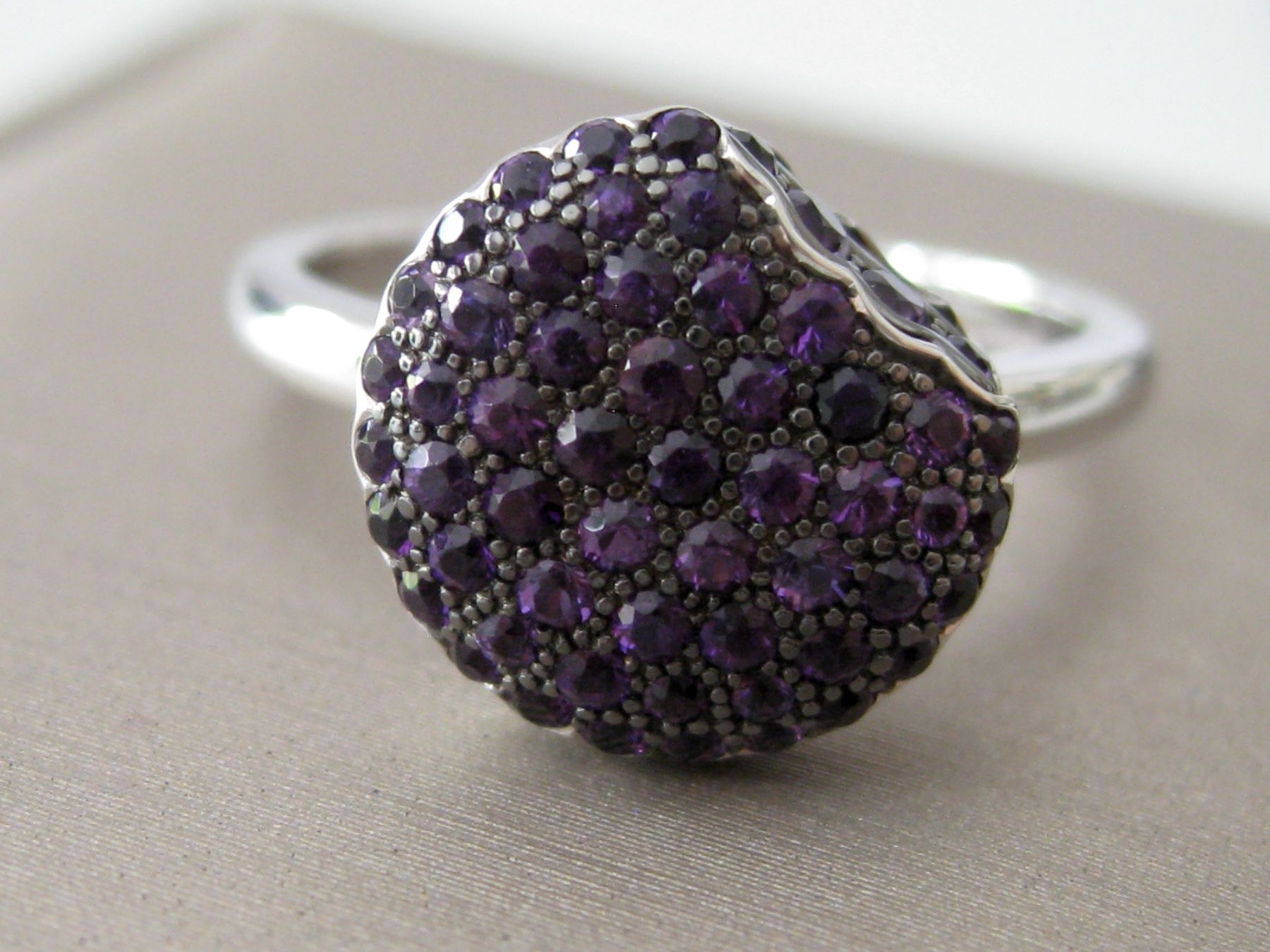 Boucheron Anelli: Bague Boucheron "Tentation Macaron", ornée d’améthystes. – Nuovo (secondo la descrizione) da Geneve venduto da iBest 2