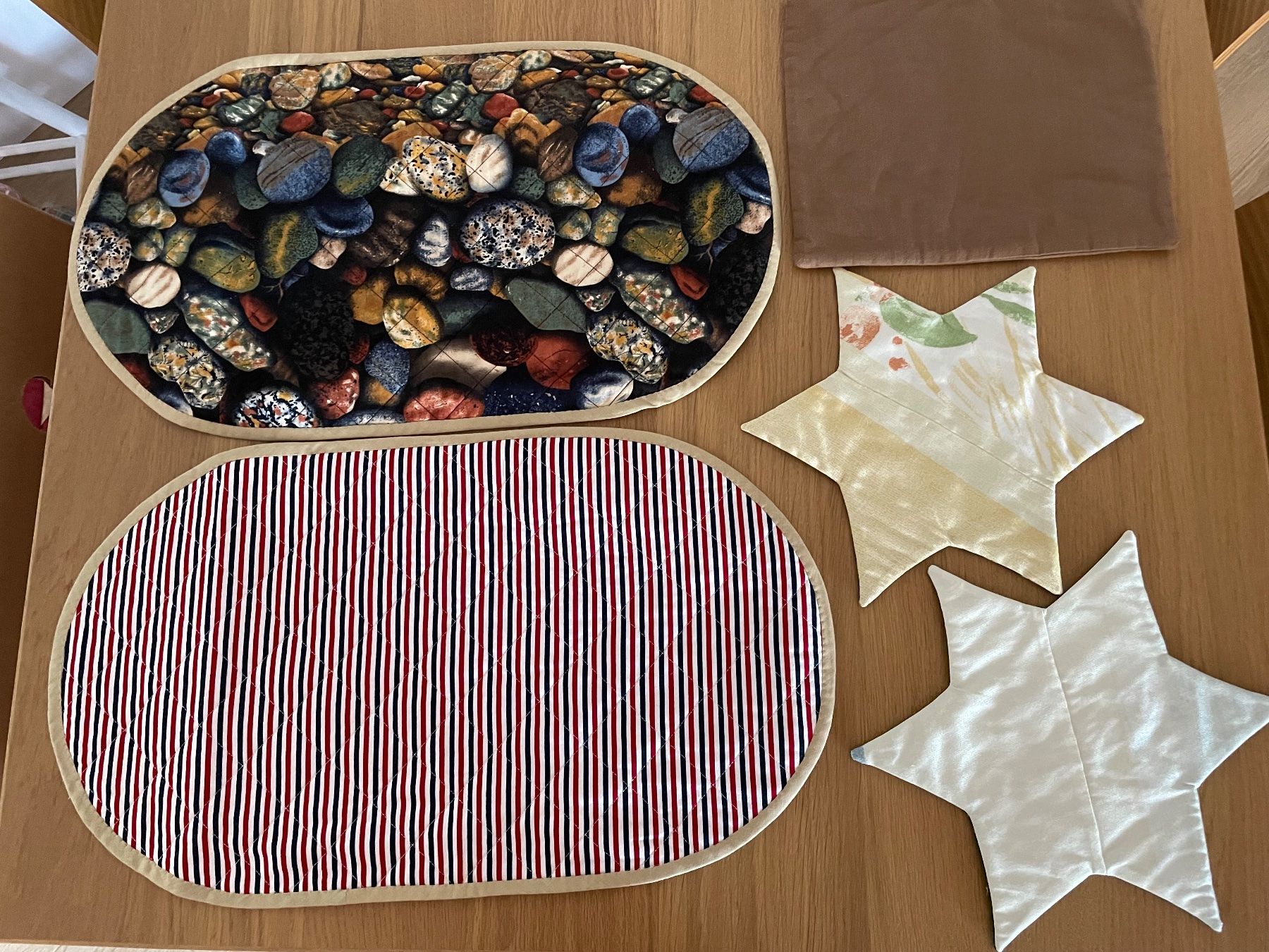 Tutte le decorazioni: Patchwork-Sets:Tischsets, Sterne, Untersetzer, Sommer/Winter – Usato da Winkel venduto da Kade50 1