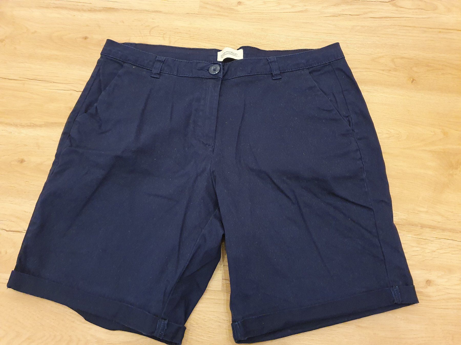 Pantaloni: Damen Short mit Stretch, Gr. 38, dunkelblau – Usato da Heinrichswil venduto da sabi2809