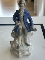 Porzellan Figur Herr mit Hund auf Sockel (I12)