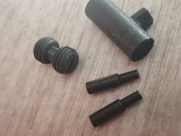 Lot de pièces pour arme suisse, à identifier.