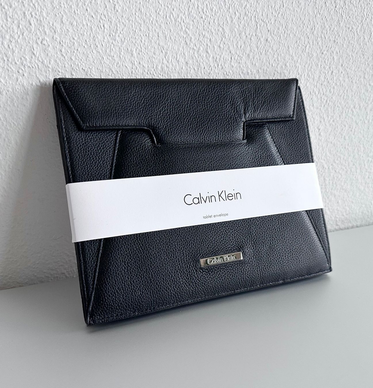 Covers & Borse: NEW > Calvin Klein real leather tablet case black schwarz – Nuovo e nell'imballaggio originale da Zürich venduto da smackpix