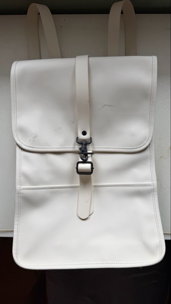 Rains Rucksäcke: Rains Backpack Rucksack weiss/schwarz  – Gebraucht aus Lengnau AG von Doubledoor