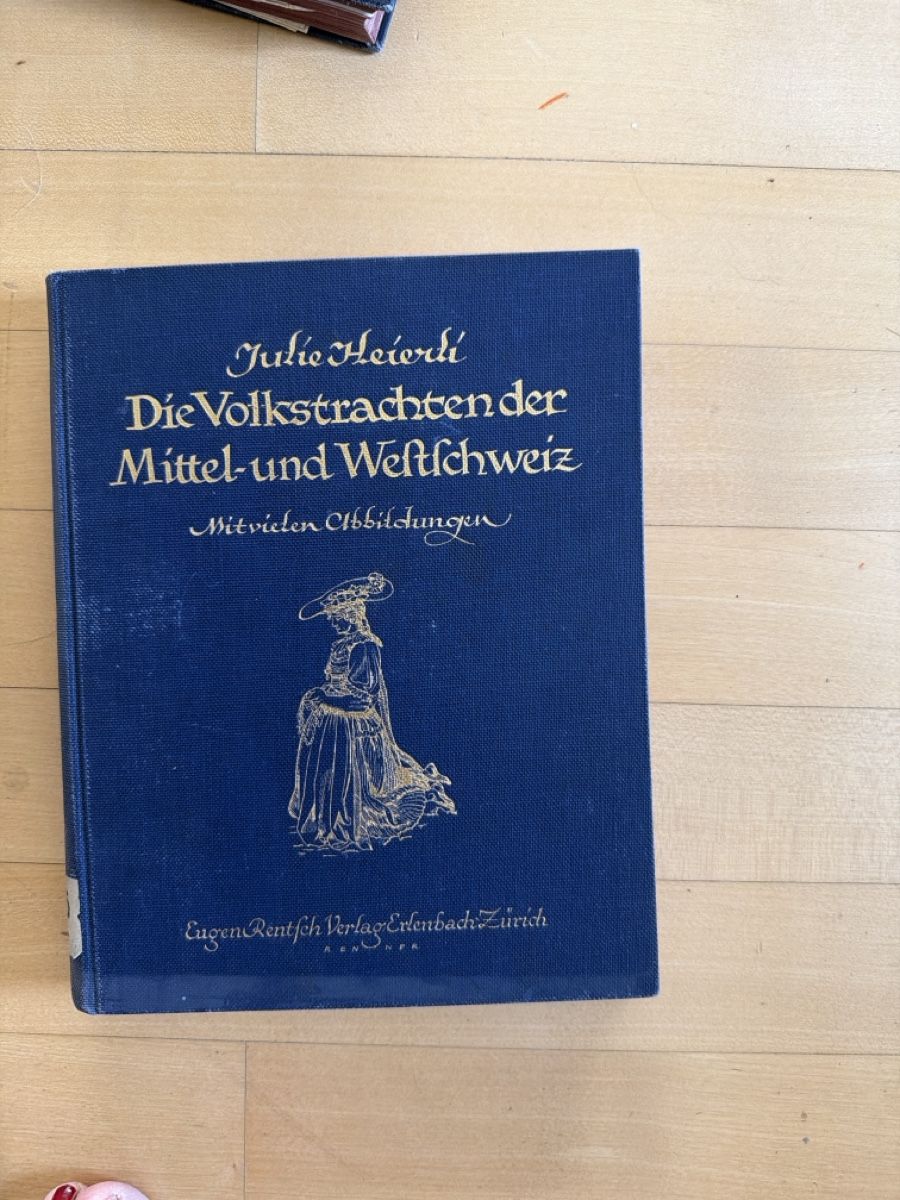 Livres: Trachtenbücher von Julie Heierle – D'occasion à Oeschgen par ann_8b99 3