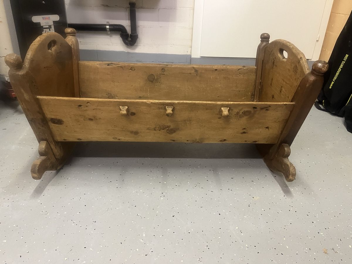 Articoli in legno: Antike Hollzwiege mit Herzsymbol – Usato da Wiggen venduto da mfgUrs 2