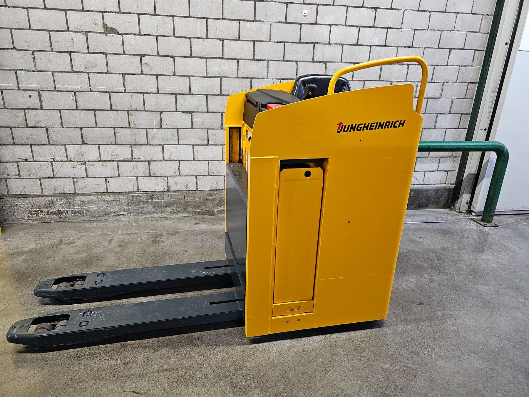 Jungheinrich Carrelli elevatori e a forche: Jungheinrich ESE 220 – Usato da Wallisellen venduto da Synex-AG