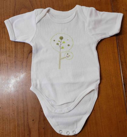 Weisser Baby-Body 6–9 M • 100 % Baumwolle • 71 cm