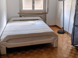 Weißes Holz Bett mit Matratze 160x200