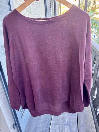 Maglione invernale color prugna con zip posteriore.
