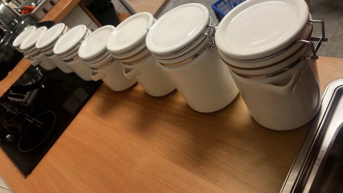 Sonstiges Fahrzeugzubehör: OGGI 9 Stück Keramik  – Gebraucht aus Trasadingen von Kaffee.mann 1