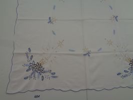 2 Weihnachts-Tischdecken 95 cm. x 95 cm. gestickt maschinell