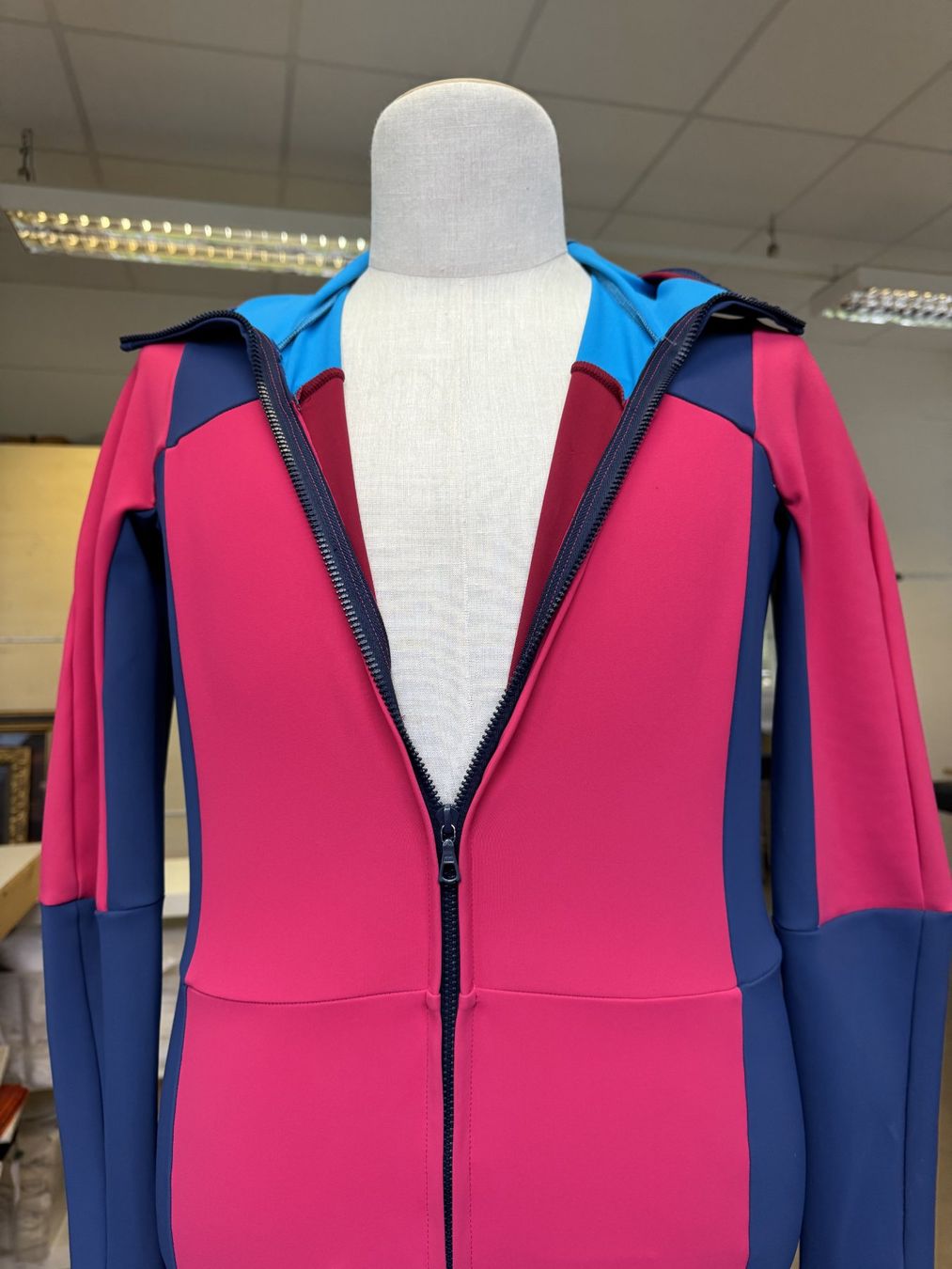 Jumpsuits: Pink-Blauer Neoprenanzug mit Kapuze – Gebraucht aus Thun von Thunerseespiele_FBM