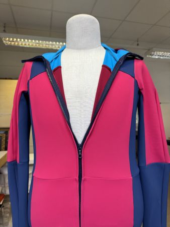 Pink-Blauer Neoprenanzug mit Kapuze