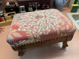 Fuss Hocker mit gemustertem Polster und Holzbeinen