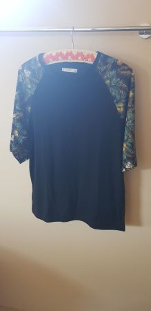 T'shirt schwarz mit bunten Ärmeln, Gr. M