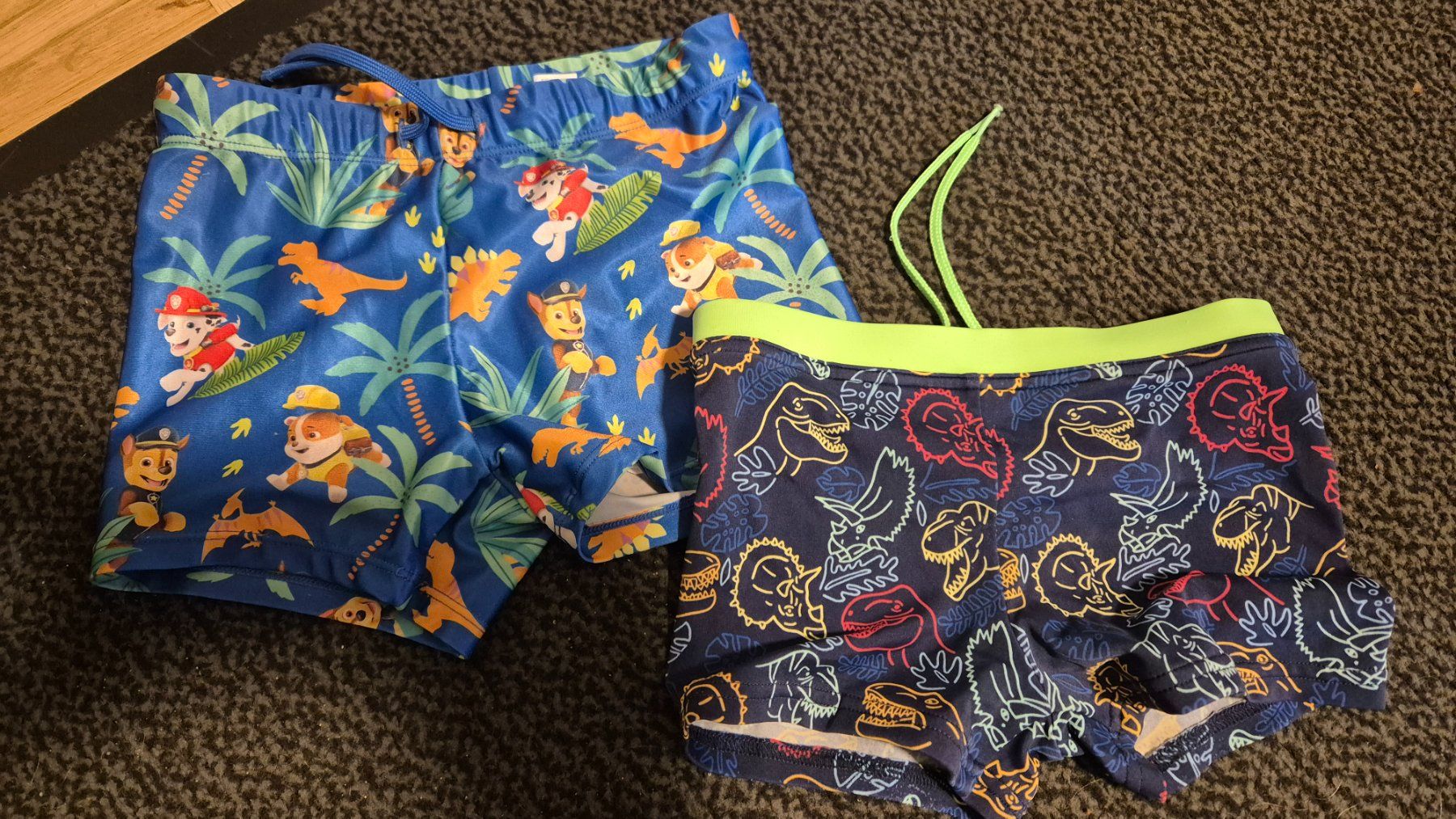Kleiderpakete & -sets: Badehose Dino H&M, C&A Gr.110/116 und 122/128 – Gebraucht aus St. Margrethen SG von vka_f8qq