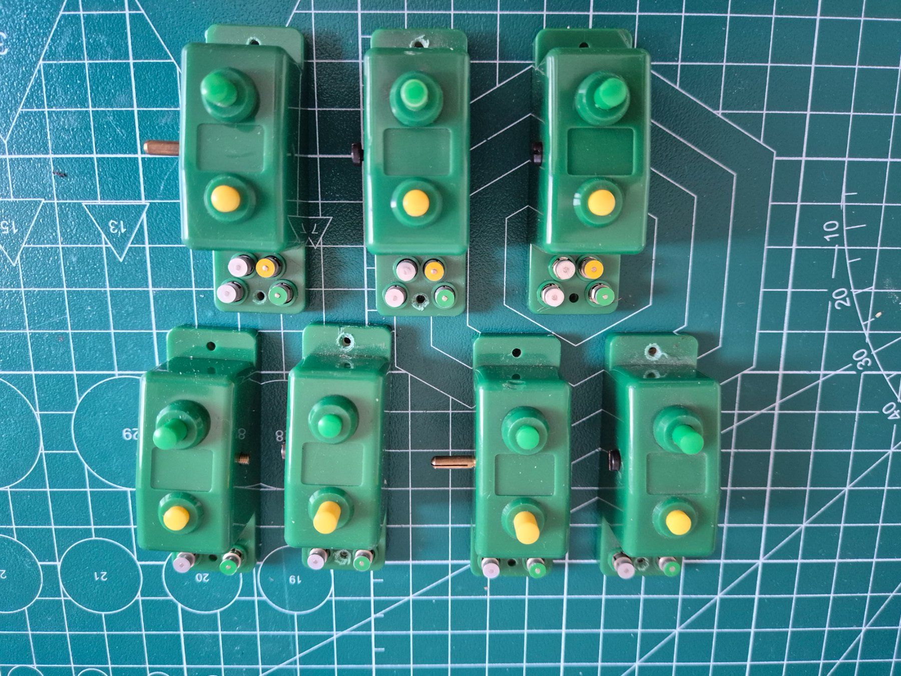 Trix Trains électriques: Trix Doppelfunktionsschalter Gelb und Grün – D'occasion à Hendschiken par Mistkratzerlie