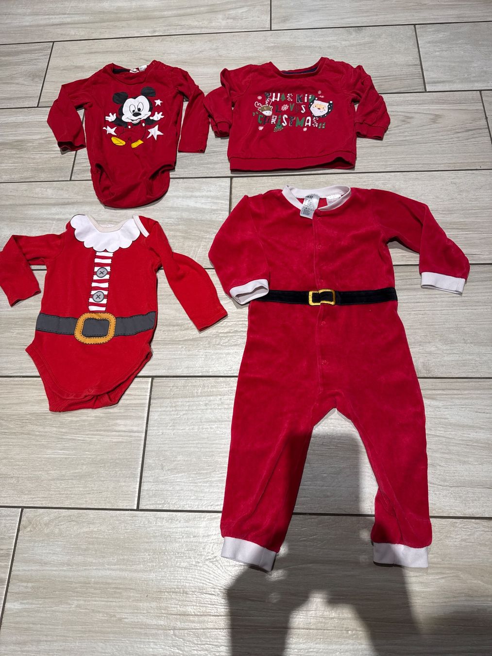 Lotti & Set di vestiti: Jungen Weihnachts Set Gr 86, 4 teilig – Usato da Gelterkinden venduto da Familienferien