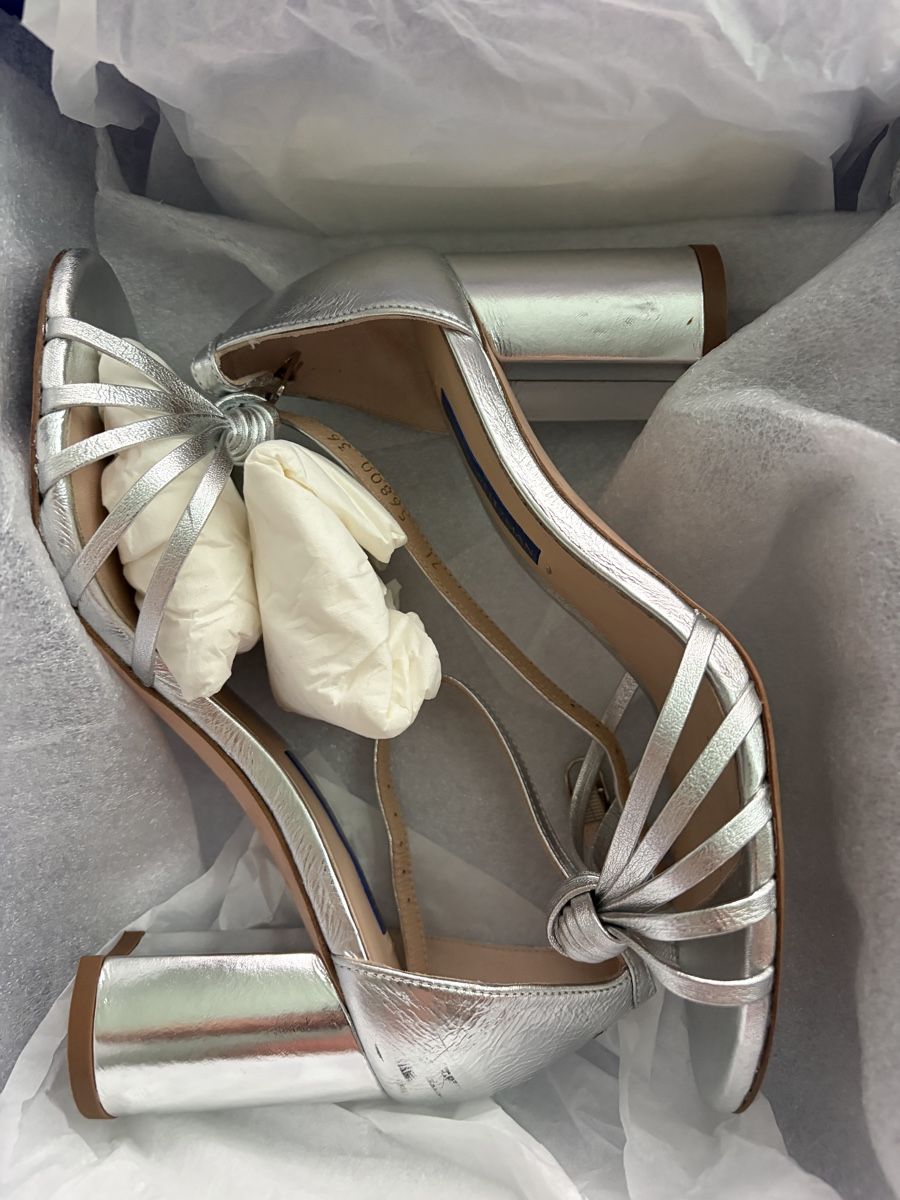 Stuart Weitzman Damenschuhe: Stuart Weitzman Sandalen Silber Grösse 36 gebraucht – Gebraucht aus Hüttikon von Nra21
