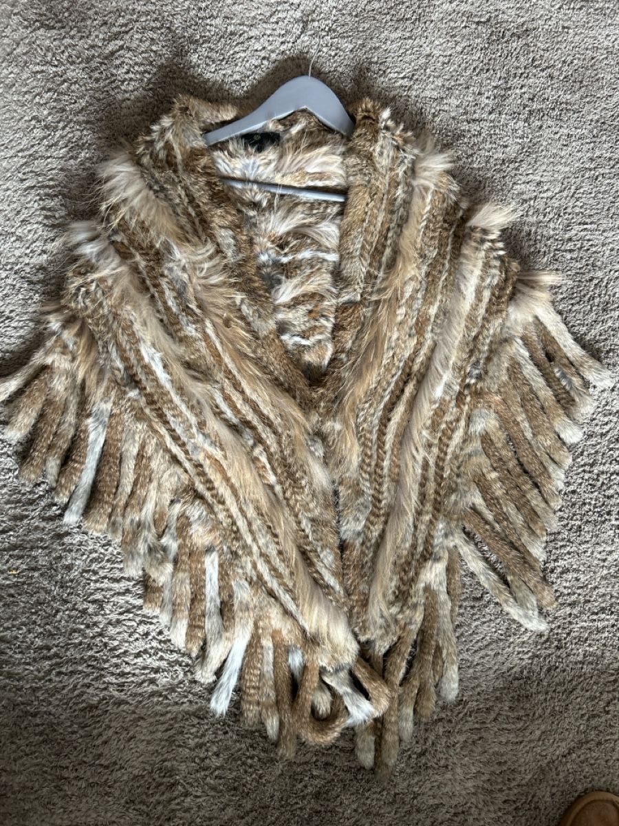 Sonstige Damenmode: Milestone Pelz Poncho – Neu (gemäss Beschreibung) aus Horgen von cri_7wv8 2