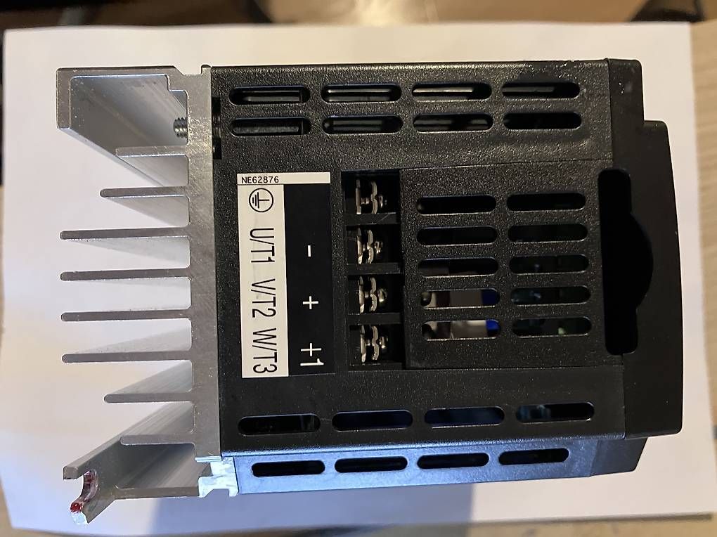 Componenti elettronici: Omron Hitachi Frequenzumrichter – Usato da Rebstein venduto da ubu_bp69 2