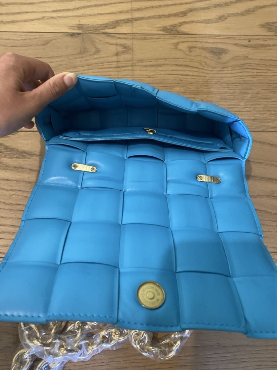 Borse da donna: Blaue Tasche mit Goldkette – Nuovo e nell'imballaggio originale da Châtel St Denis venduto da kel_bhn8 1