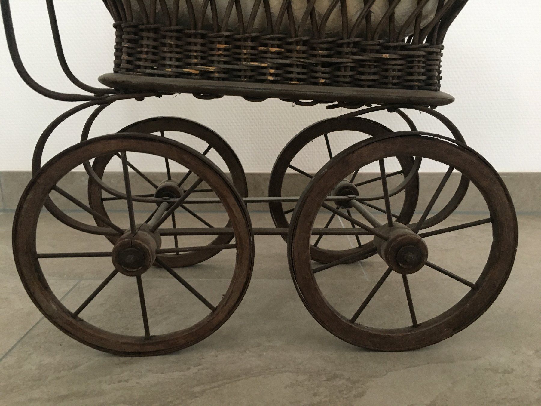 Carrozzine per bambole: Antiker Puppenwagen – Usato da Basel venduto da Lancer4 3