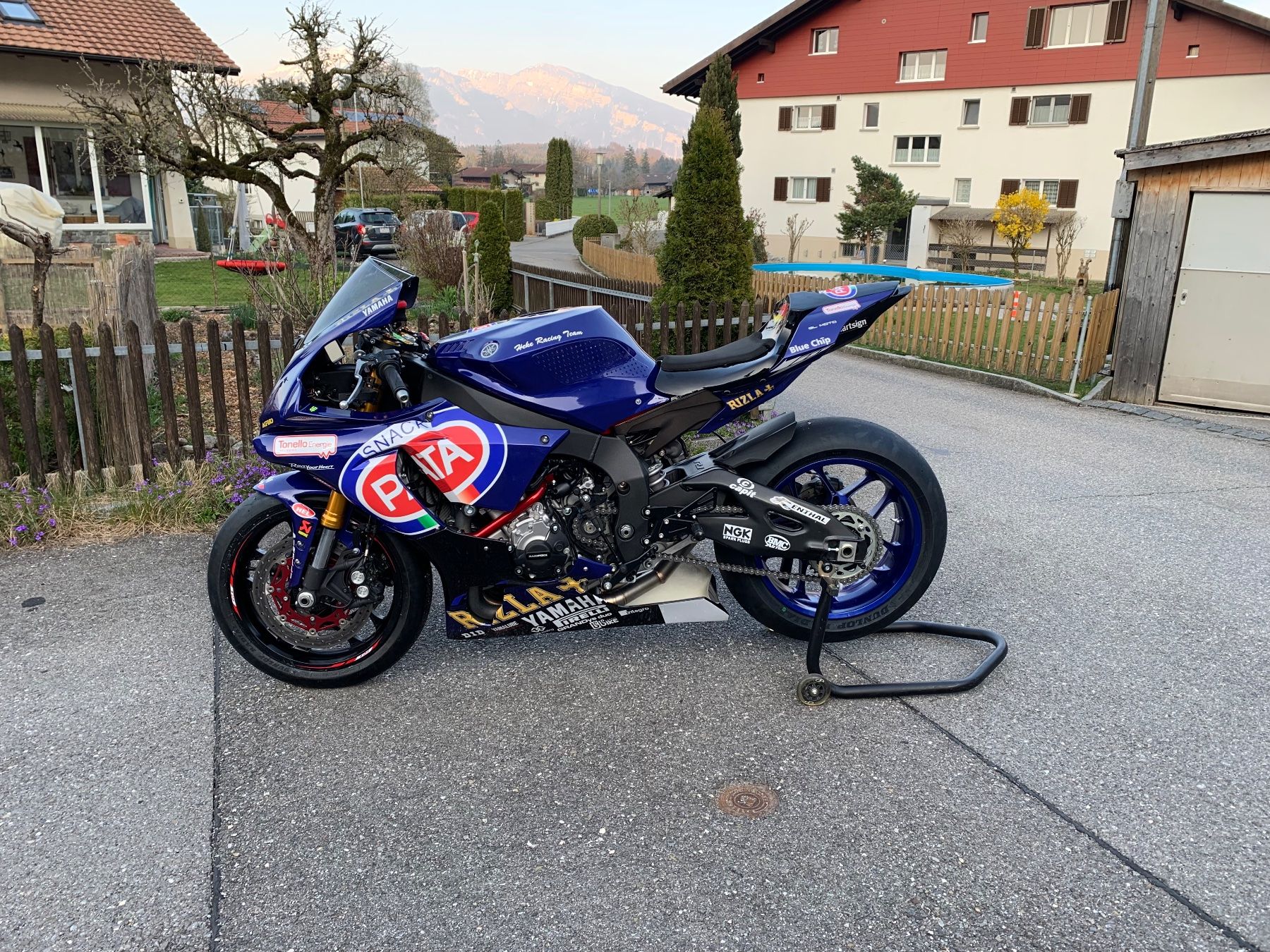 Yamaha Strada: Rennmotorrad R1 – Usato da Interlaken venduto da Audi.RS3 4