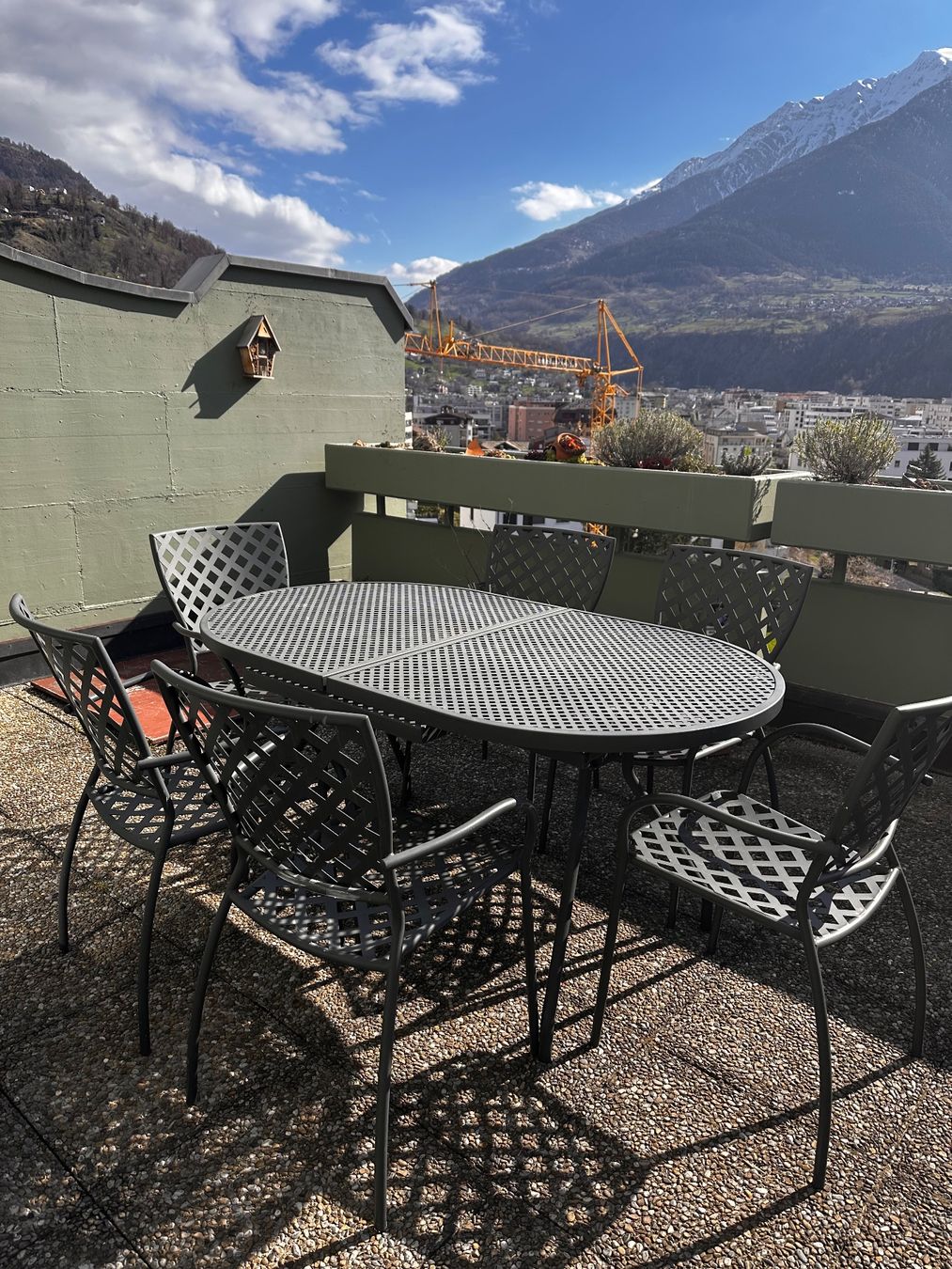 Set di tavolo e panche: Metal Tisch mit die Stuhle – Usato da Naters venduto da Zeolucka