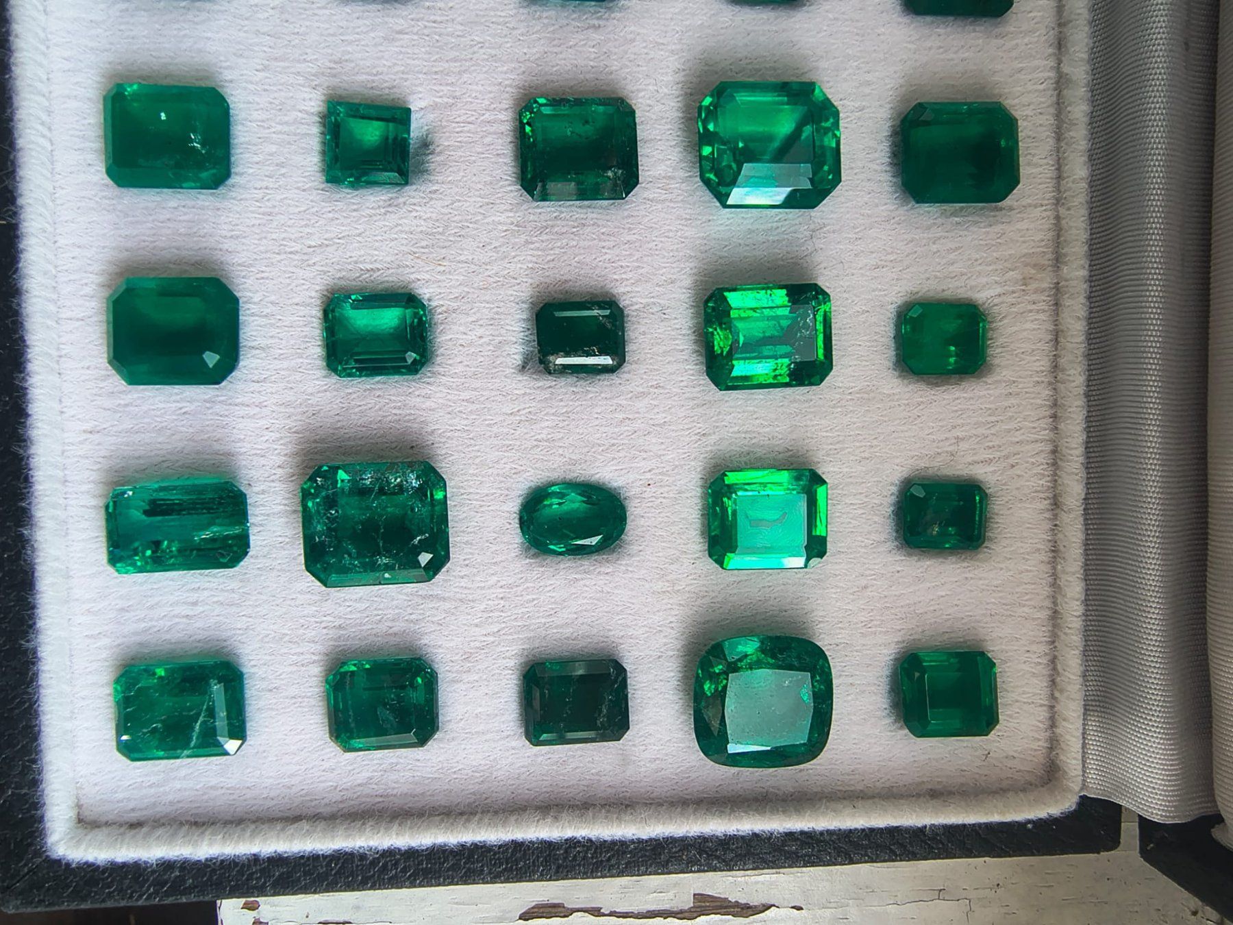 Pietre preziose: Smaragd-Triplette Set 238,53 ct, verschiedene Schliffe – Nuovo e nell'imballaggio originale da Berlingen venduto da Herzmensch 4