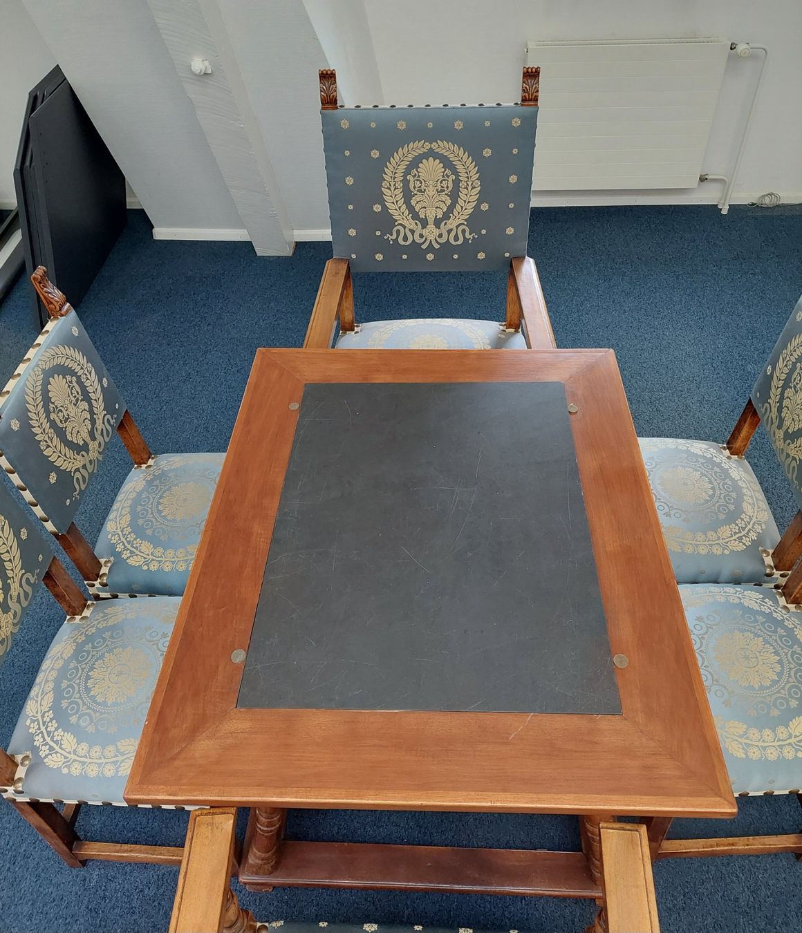 Set di tavolo e panche: Antiker Tisch mit Stühlen – Usato da Muenchenstein venduto da Chandasurja 1